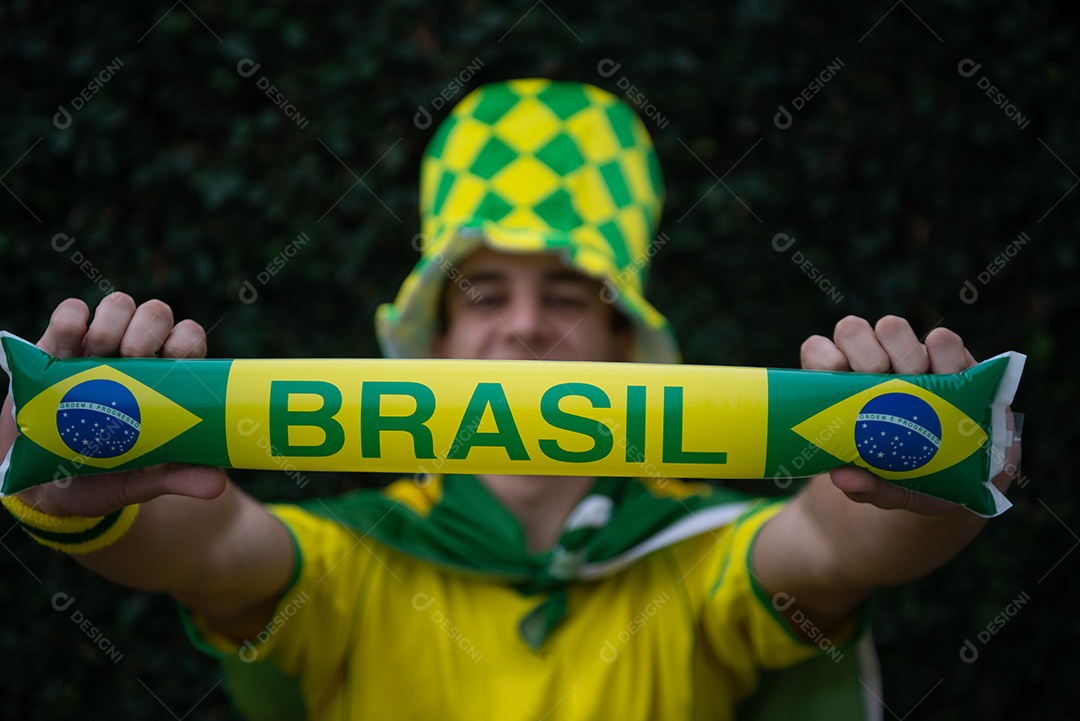 Homem brasileiro torcedor segurando bandeira do brasil Copa do Mundo