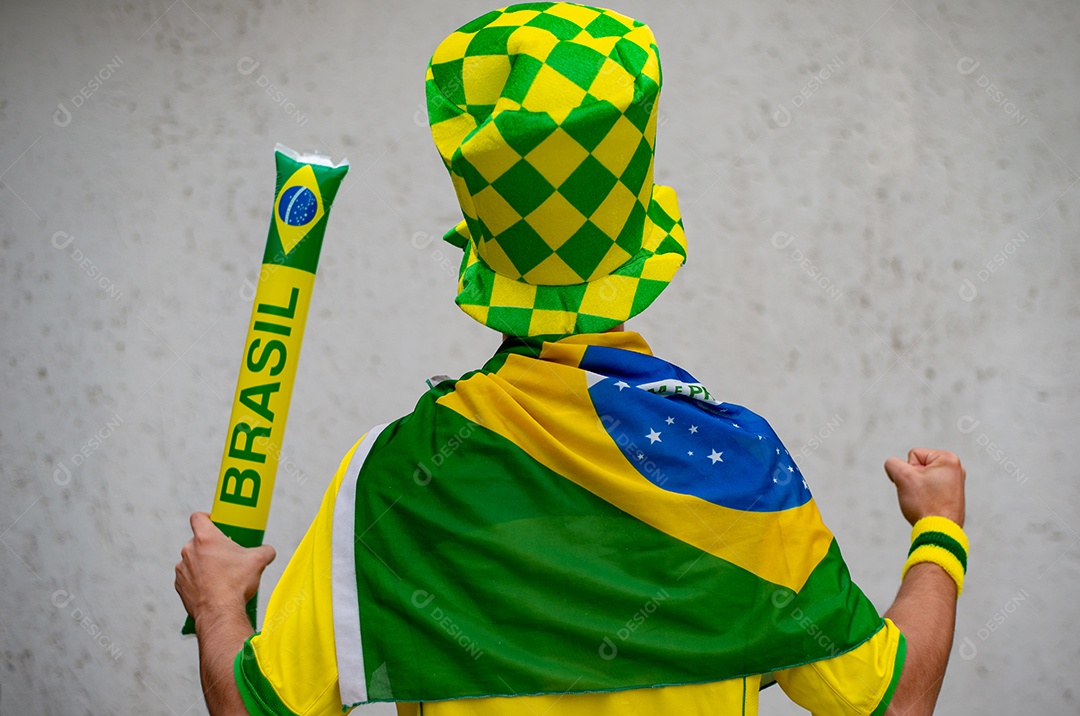 Homem brasileiro torcedor segurando bandeira do brasil Copa do Mundo