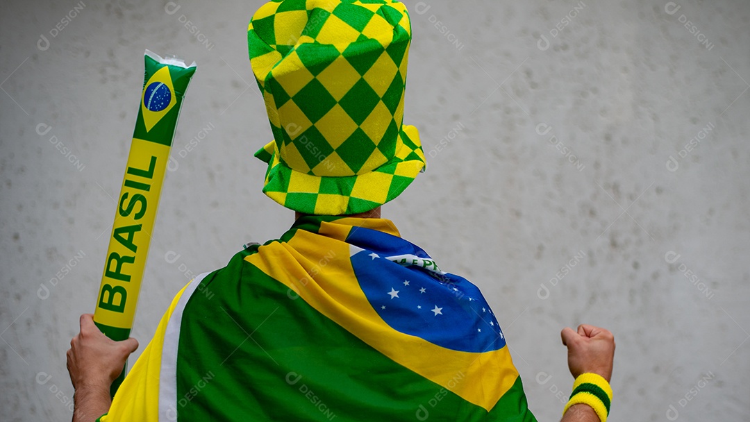 Homem brasileiro torcedor segurando bandeira do brasil Copa do Mundo