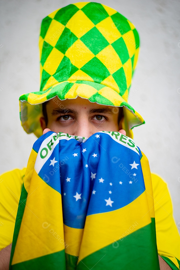 Homem brasileiro torcedor segurando bandeira do brasil Copa do Mundo