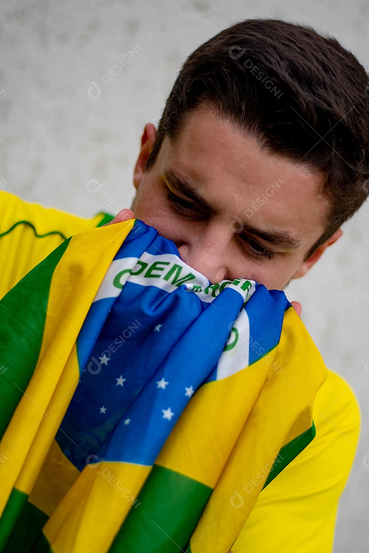 Homem brasileiro torcedor segurando bandeira do brasil Copa do Mundo