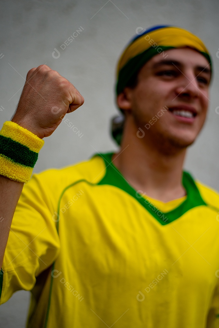 Homem brasileiro torcedor brasileiro bandeira do brasil Copa do Mundo