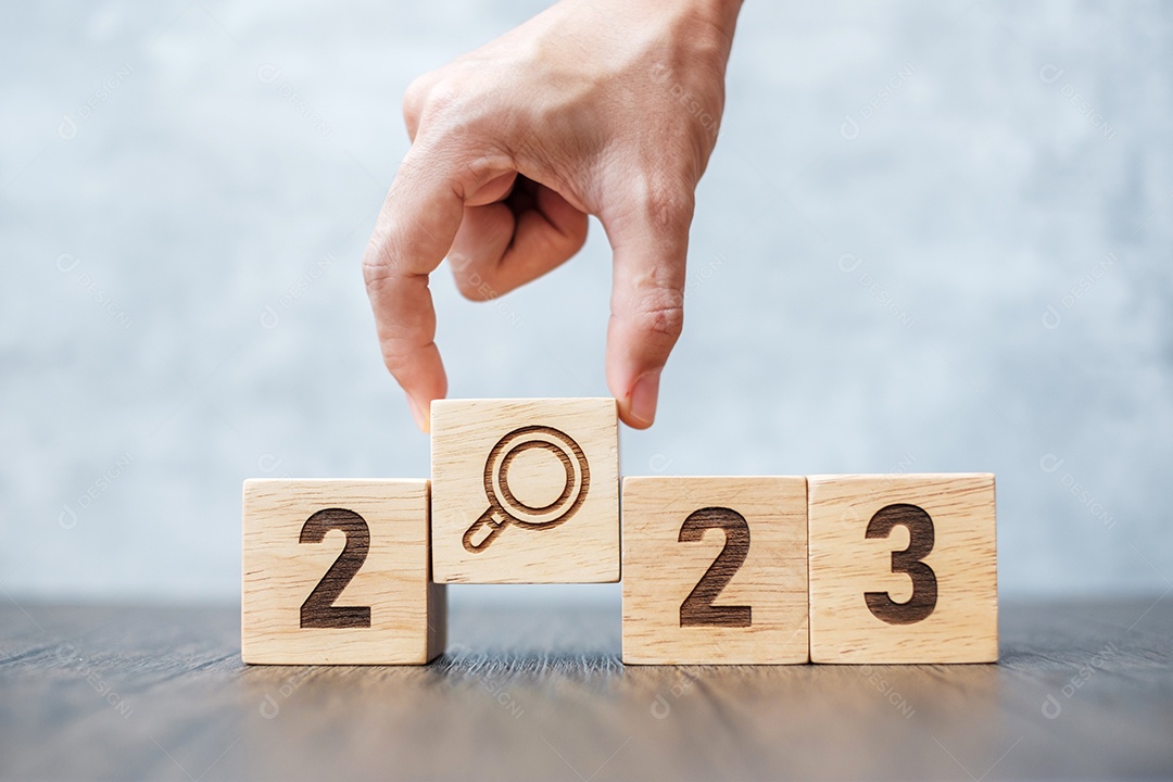 Bloco de 2023 com ícone de lupa. SEO,