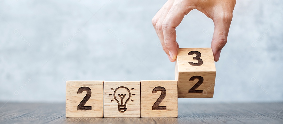 Virar a mão 2022 para 2023 bloco com ícone de lâmpada. Ideia de negócio