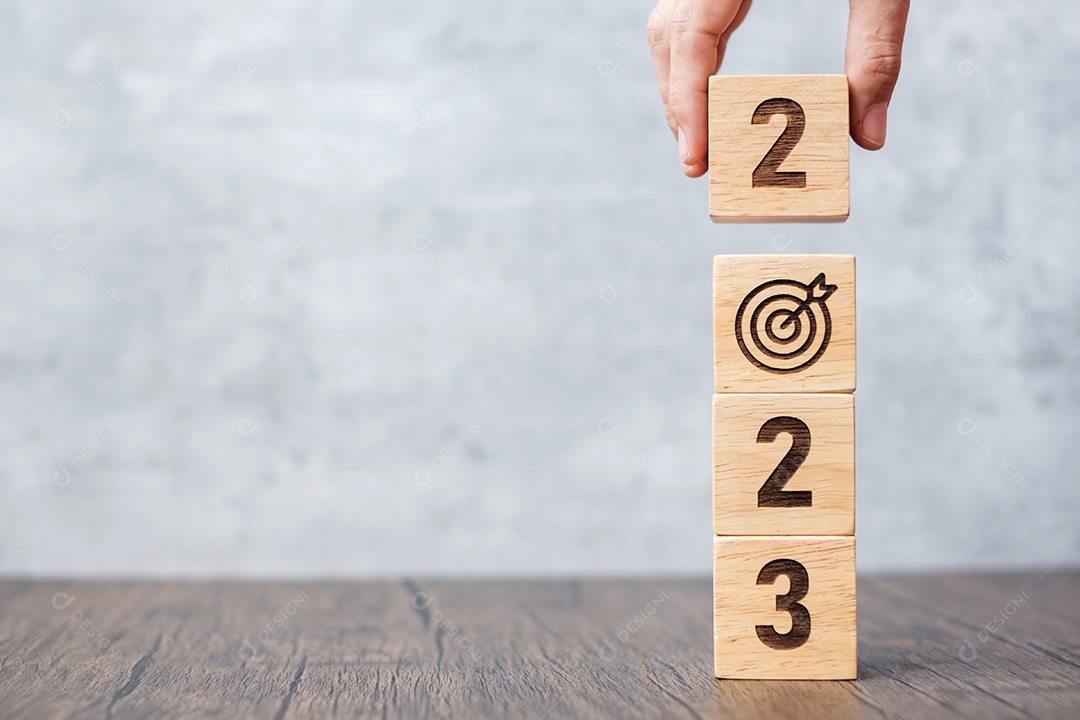 Bloco 2023 com placa de dardos. Objetivo de negócios, alvo, resolução