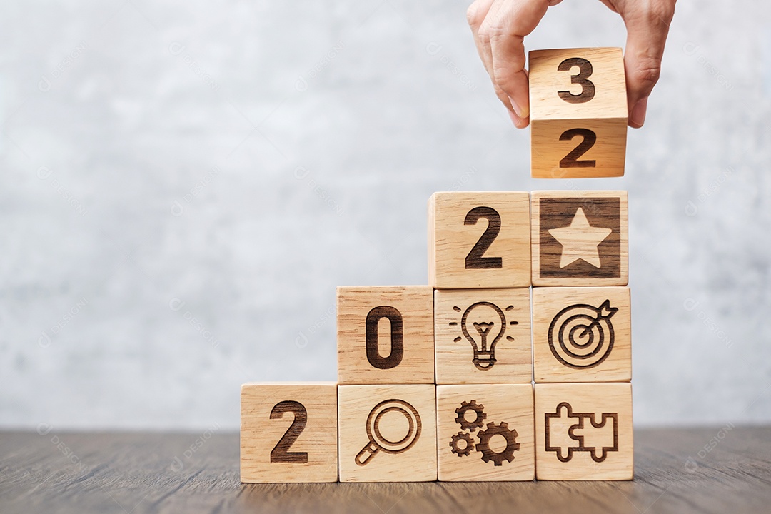 Bloco de madeira 2023 com sucesso nos negócios, objetivo, estratégia, alvo