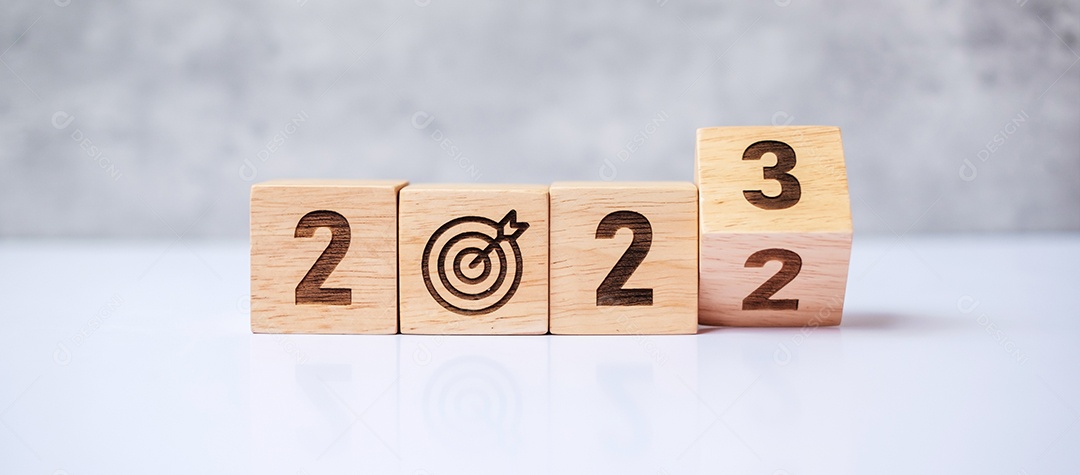 Virar a mão 2022 para 2023 bloco com placa de dardos. Meta de negócios,