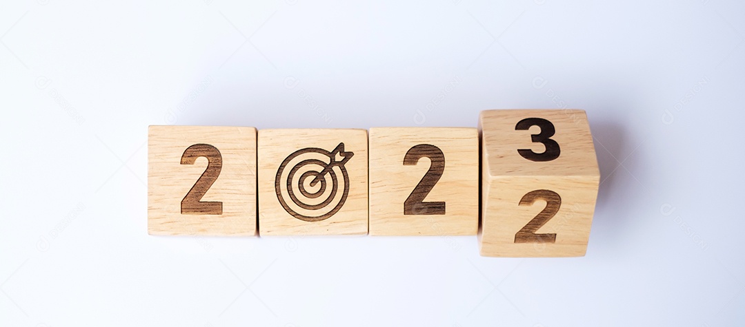 Virar a mão 2022 para 2023 bloco com placa de dardos. Meta de negócios,