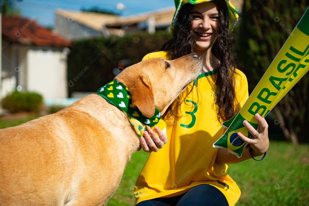 Cachorro peludo andando sobre parque