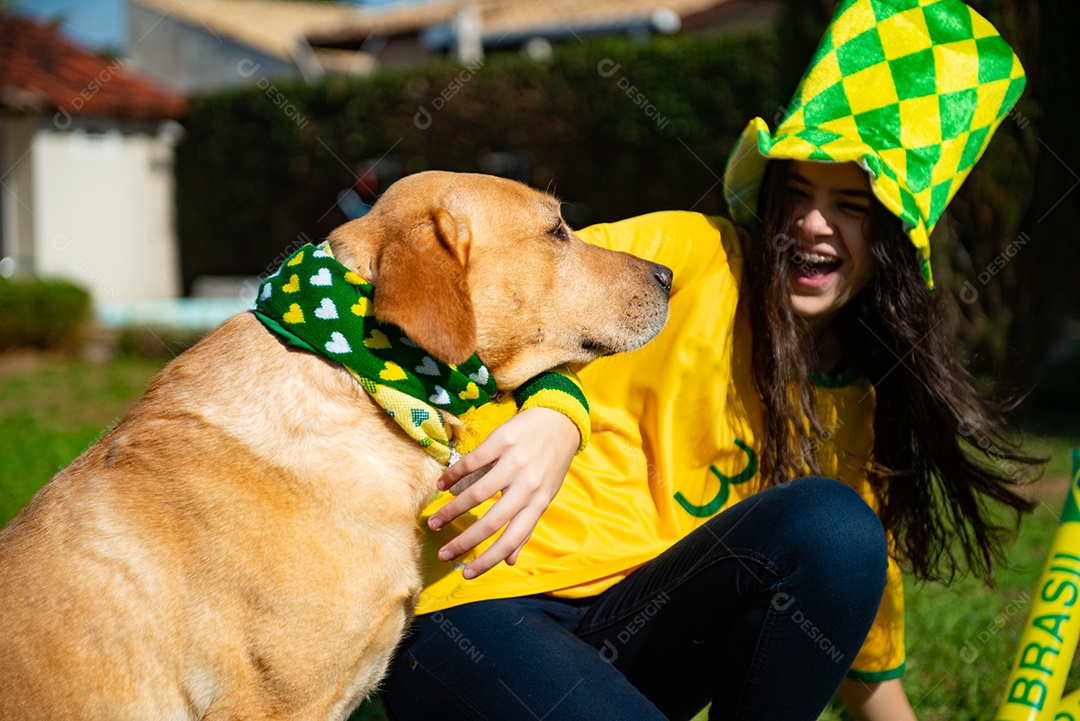Mulher linda fazendo carinho em seu cachorro