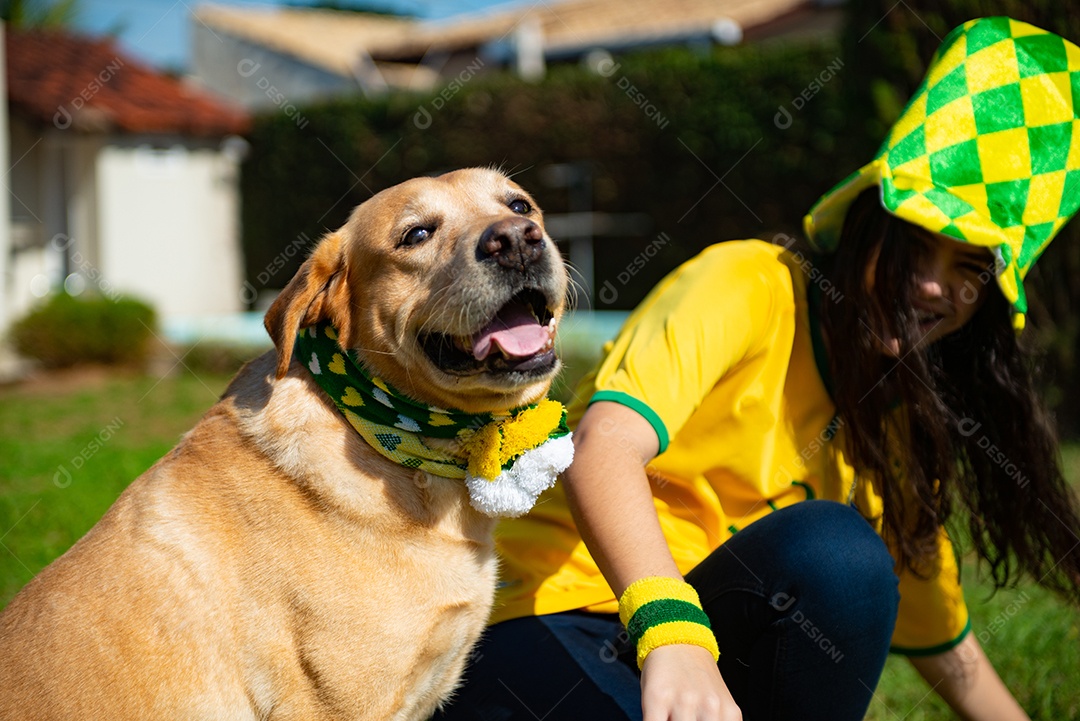 Mulher linda fazendo carinho em seu cachorro