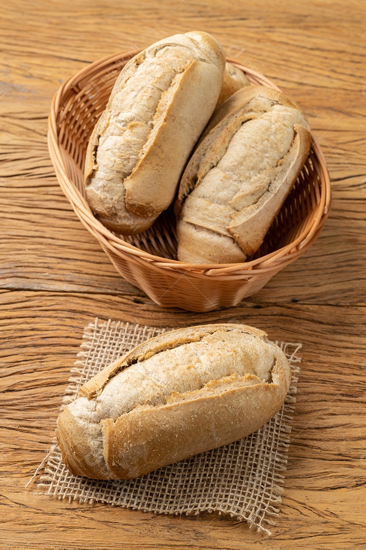 Pão francês integral, pão de sal ou pistolet em uma cesta ove