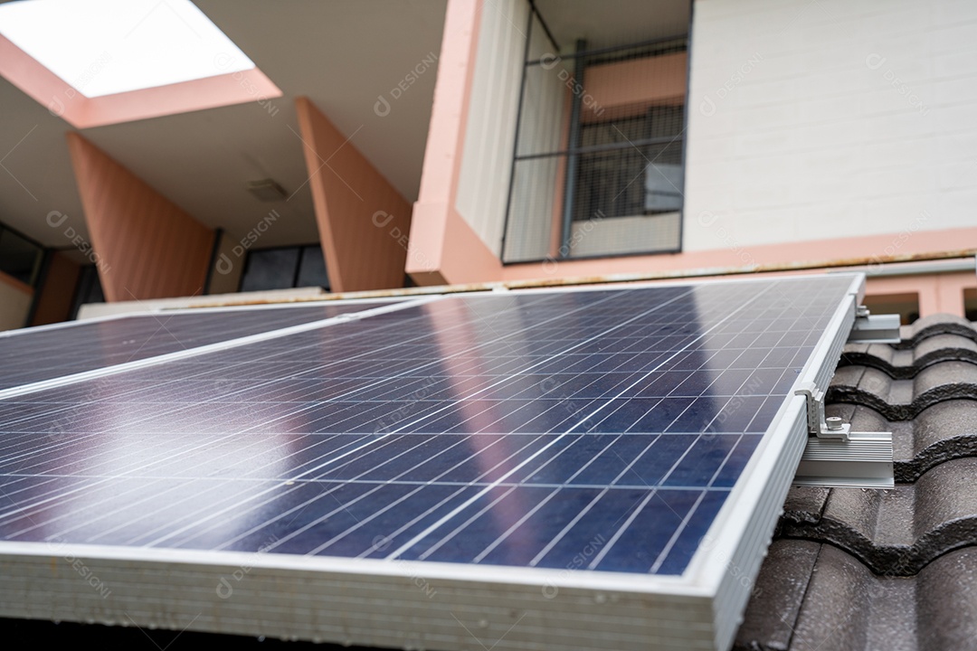 Sistema de painéis voltaicos da foto solar azul do prédio de apartamentos.