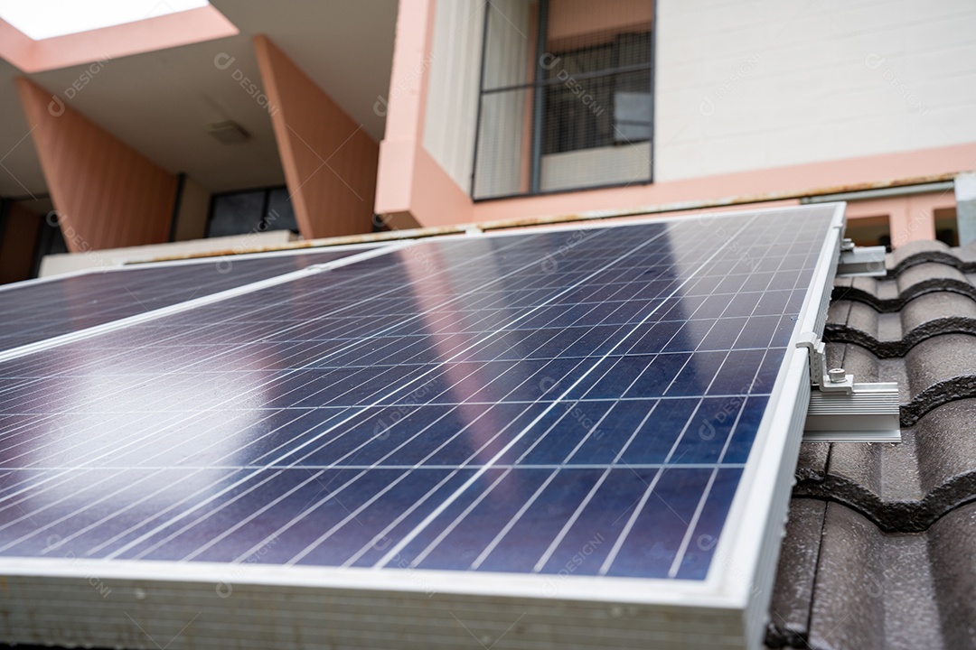 Sistema de painéis voltaicos da foto solar azul do prédio de apartamentos.