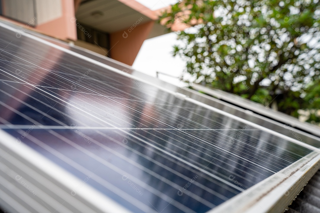 Sistema de painéis voltaicos da foto solar azul do prédio de apartamentos.