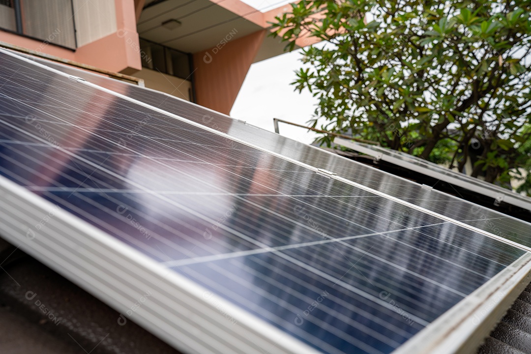Sistema de painéis voltaicos da foto solar azul do prédio de apartamentos.