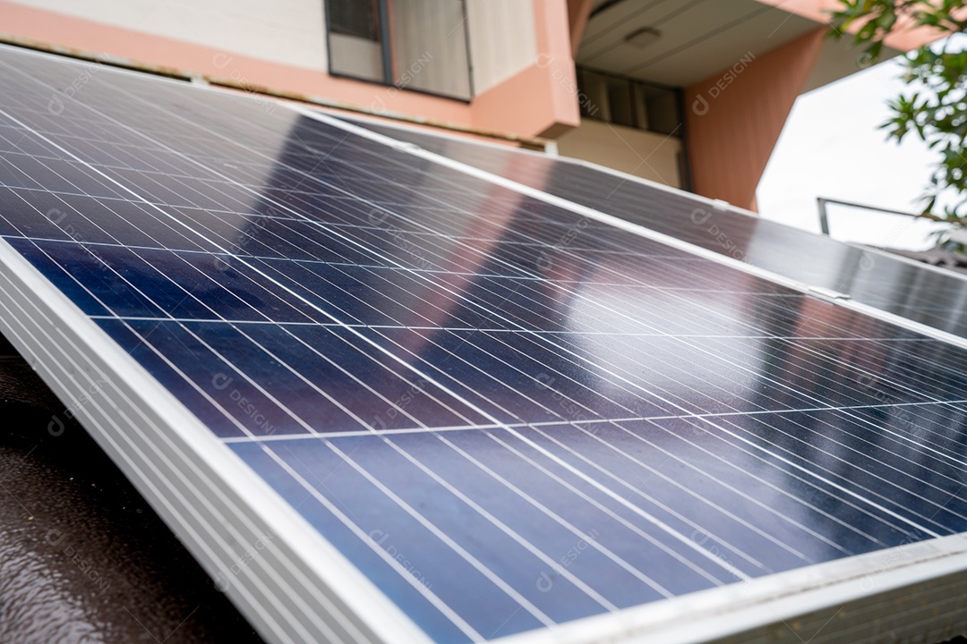 Sistema de painéis voltaicos da foto solar azul do prédio de apartamentos.
