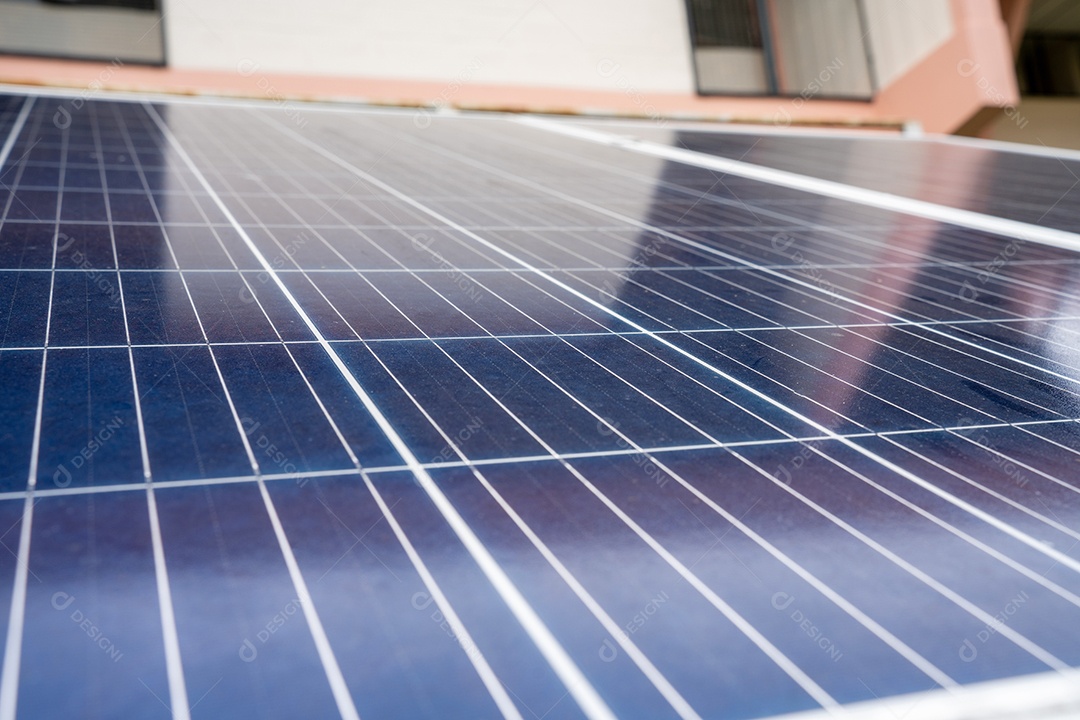 Sistema de painéis voltaicos da foto solar azul do prédio de apartamentos sobre