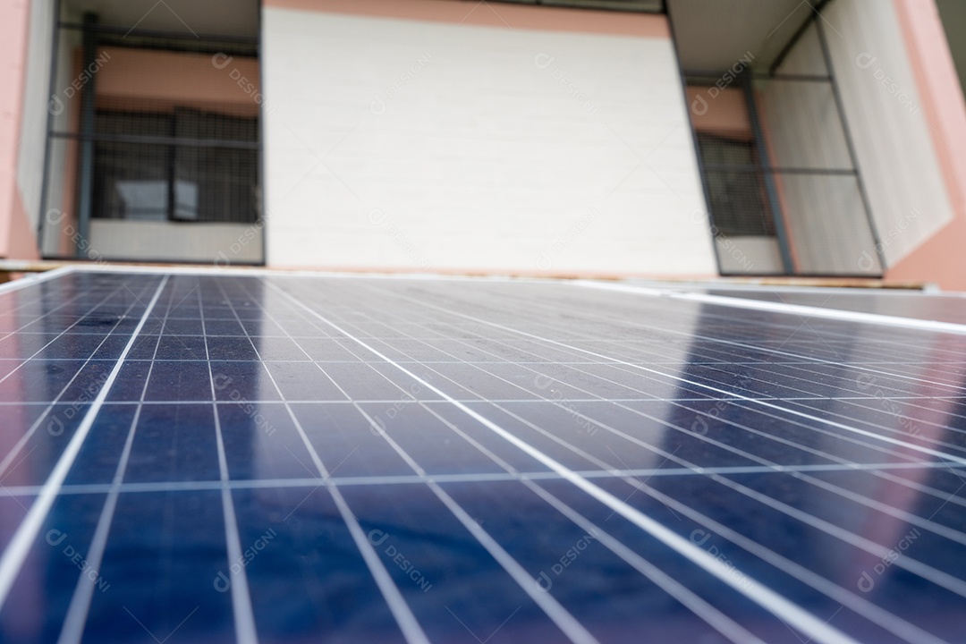Sistema de painéis voltaicos da foto solar azul do prédio de apartamentos.