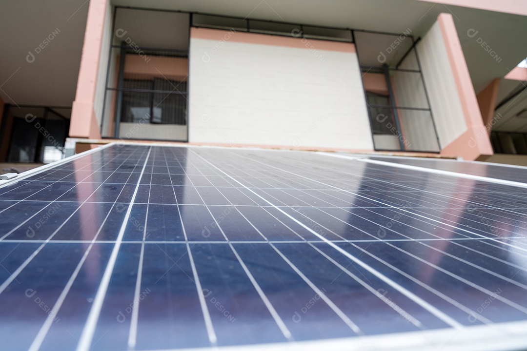 Sistema de painéis voltaicos da foto solar azul do prédio de apartamentos.