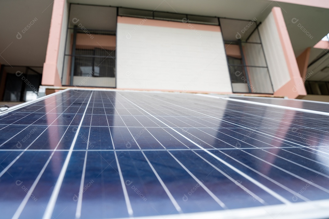 Sistema de painéis voltaicos da foto solar azul do prédio de apartamentos.