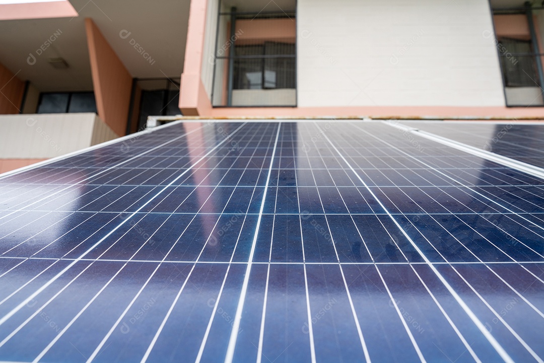 Sistema de painéis voltaicos da foto solar azul do prédio de apartamentos.