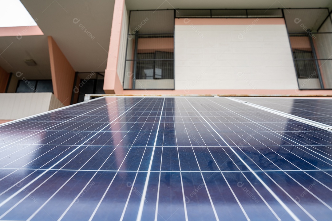 Sistema de painéis voltaicos da foto solar azul do prédio de apartamentos.