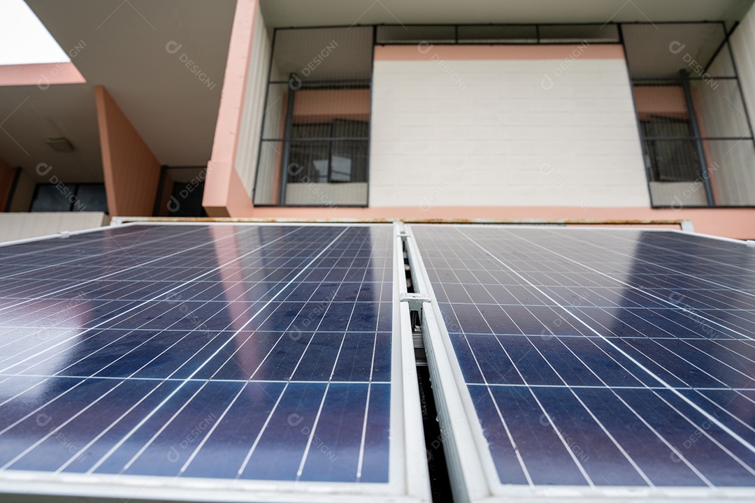 Sistema de painéis voltaicos da foto solar azul do prédio de apartamentos.