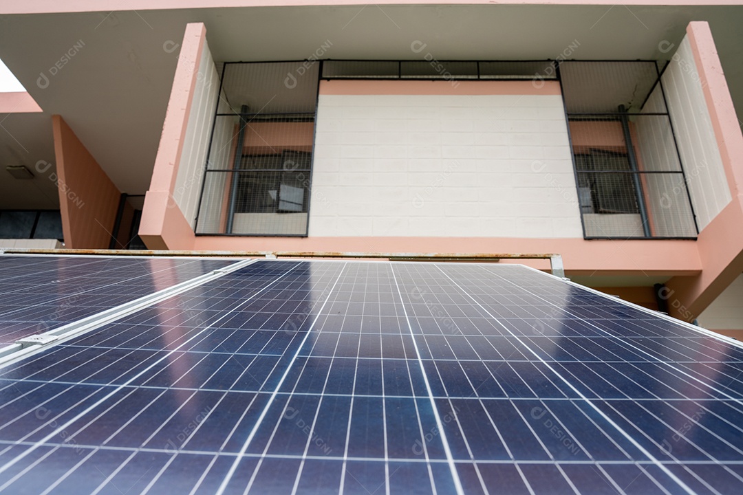 Sistema de painéis voltaicos da foto solar azul do prédio de apartamentos.