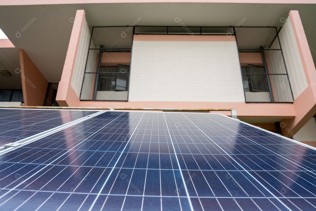 Sistema de painéis voltaicos da foto solar azul do prédio de apartamentos.