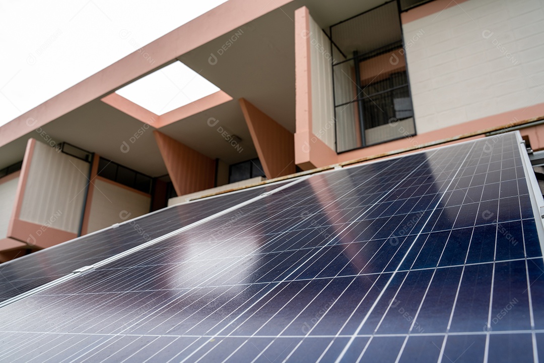 Sistema de painéis voltaicos da foto solar azul do prédio de apartamentos.