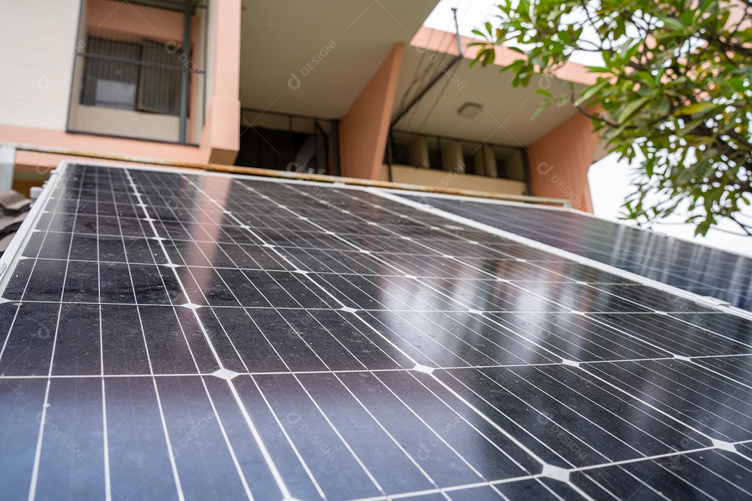 Sistema de painéis voltaicos da foto solar azul do prédio de apartamentos.