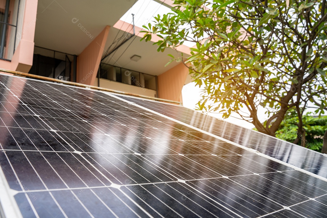 Sistema de painéis voltaicos da foto solar azul do prédio de apartamentos.