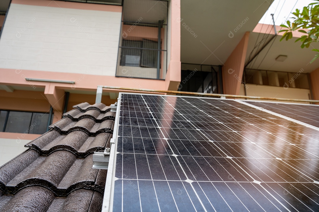 Sistema de painéis voltaicos da foto solar azul do prédio de apartamentos.