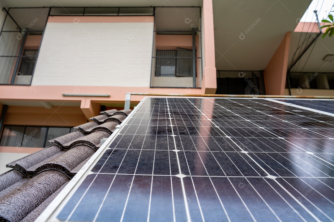 Sistema de painéis voltaicos da foto solar azul do prédio de apartamentos.