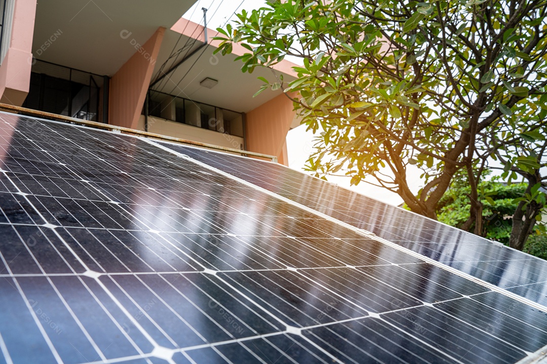 Sistema de painéis voltaicos da foto solar azul do prédio de apartamentos.