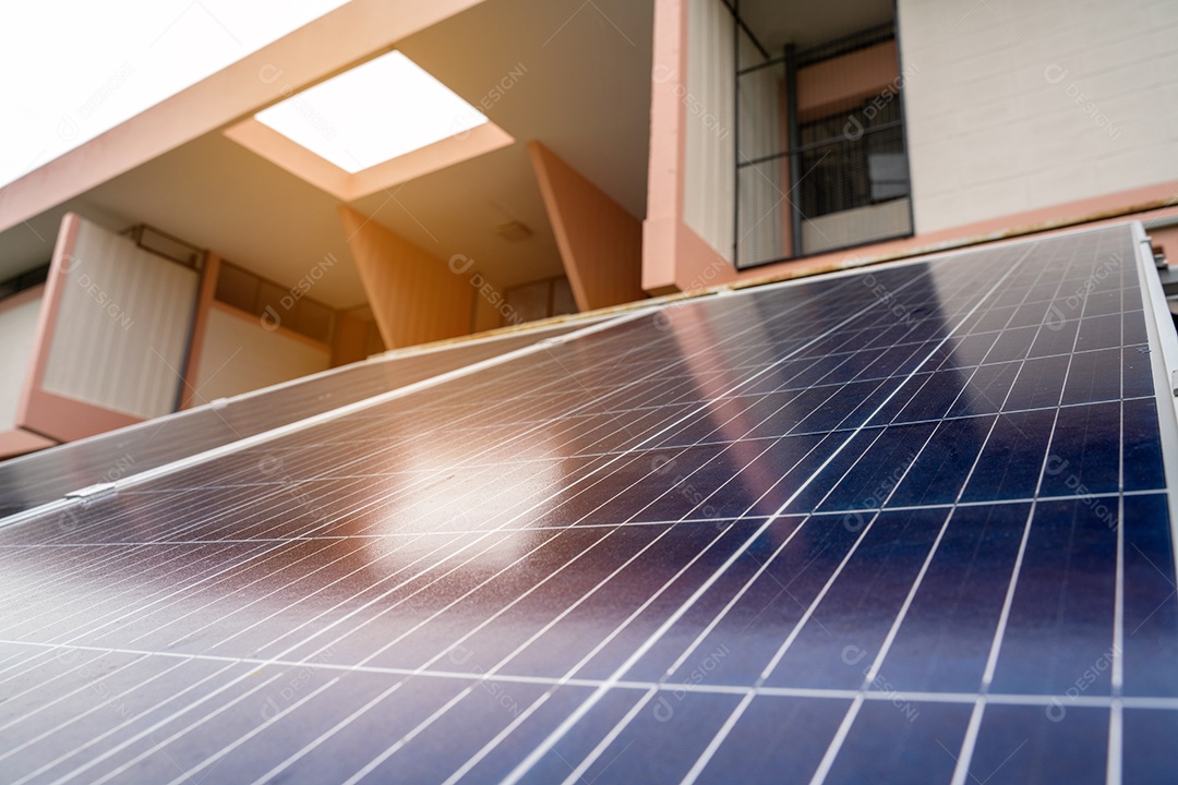 Sistema de painéis voltaicos da foto solar azul do prédio de apartamentos.