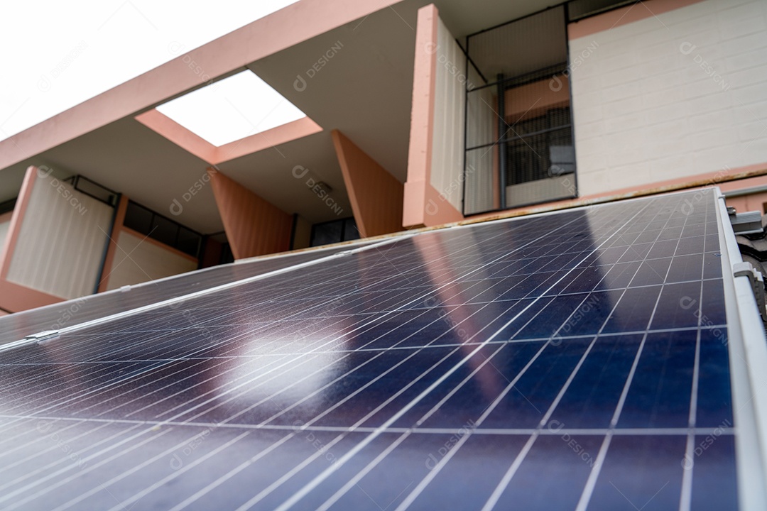 Sistema de painéis voltaicos da foto solar azul do prédio de apartamentos.