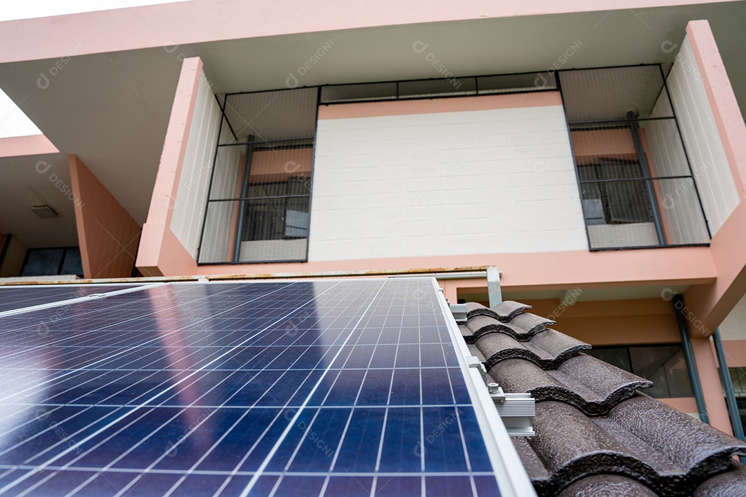 Sistema de painéis voltaicos da foto solar azul do prédio de apartamentos.