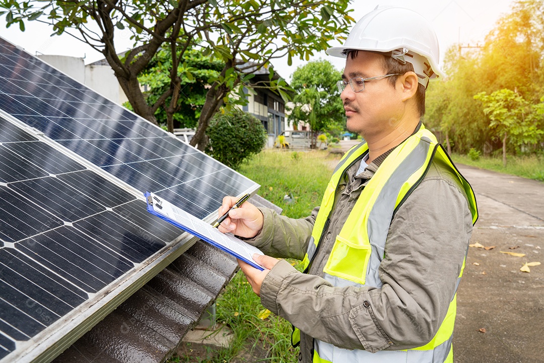 Sistema de painéis voltaicos da foto solar azul do prédio de apartamentos.