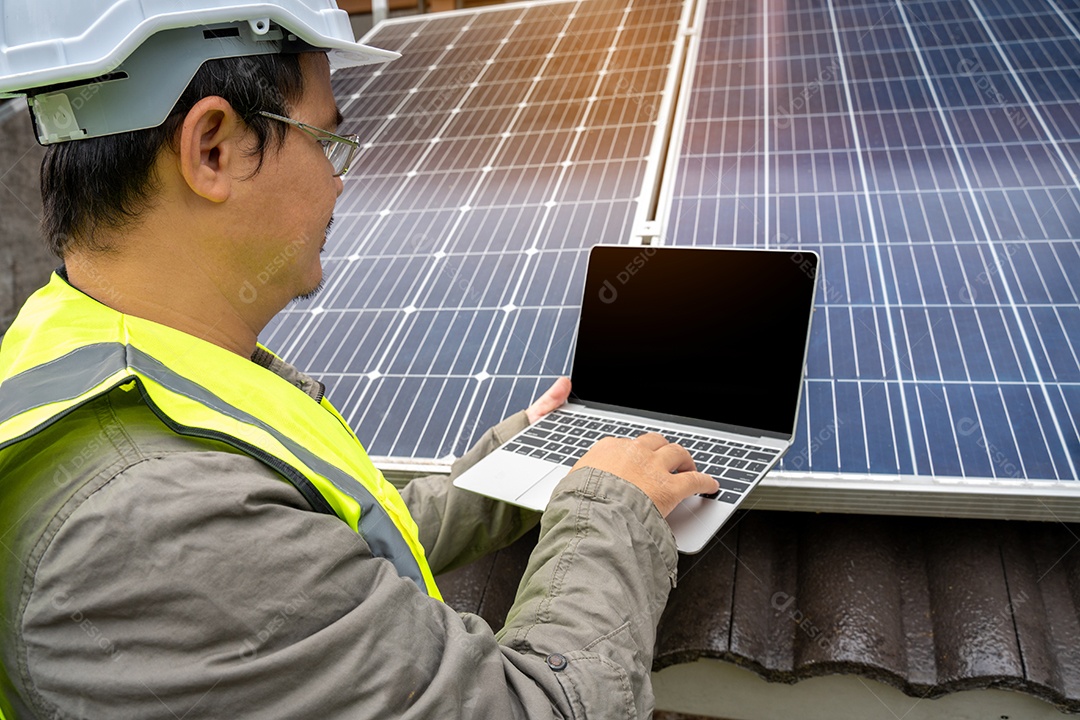 Sistema de painéis voltaicos da foto solar azul do prédio de apartamentos.