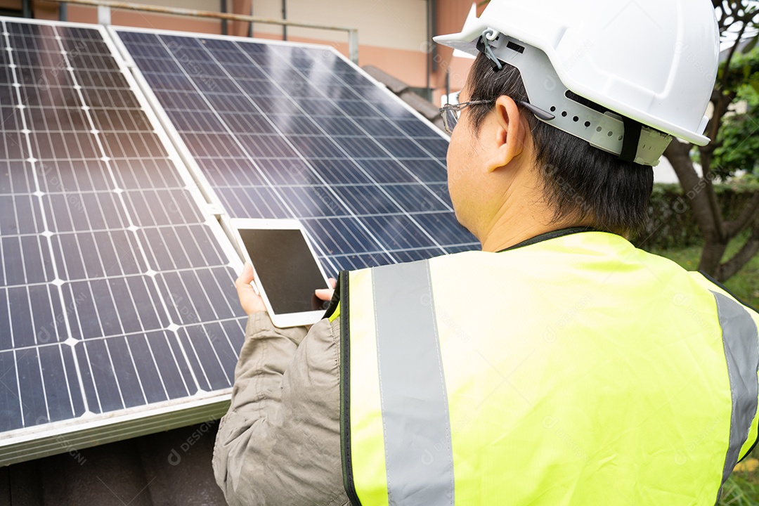 Sistema de painéis voltaicos da foto solar azul do prédio de apartamentos.