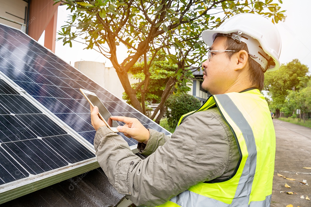 Sistema de painéis voltaicos da foto solar azul do prédio de apartamentos.