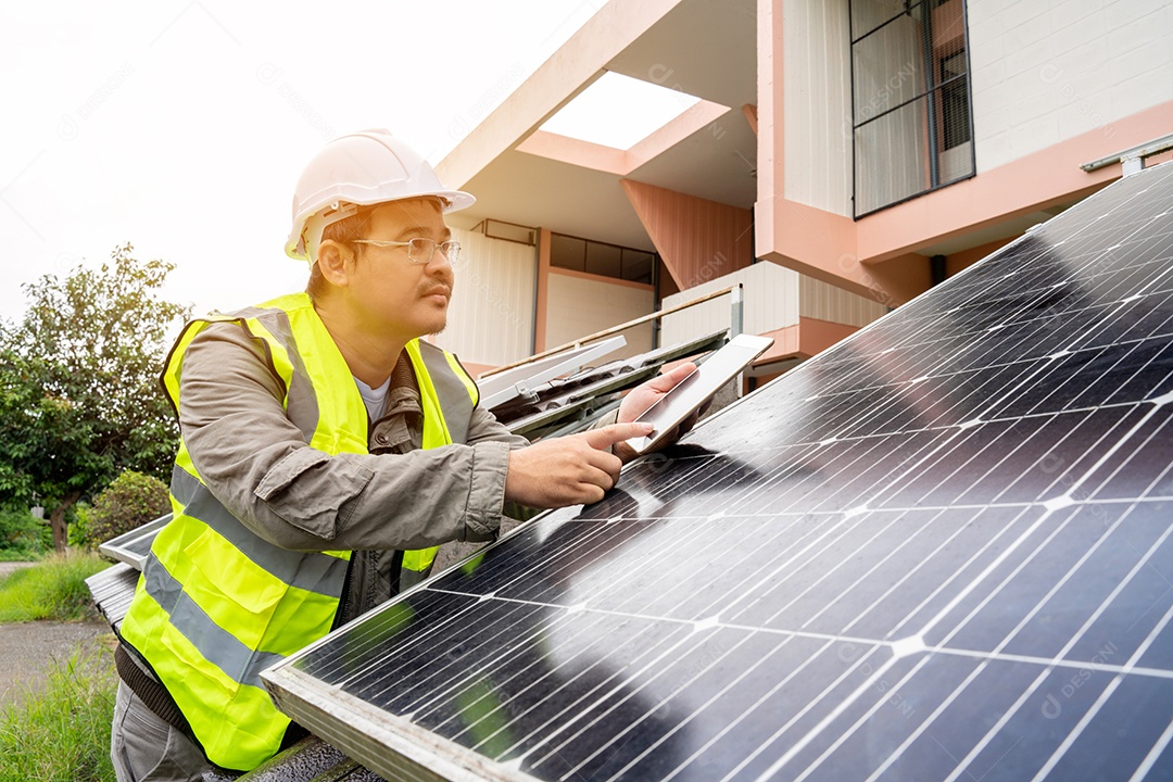 Sistema de painéis voltaicos da foto solar azul do prédio de apartamentos.
