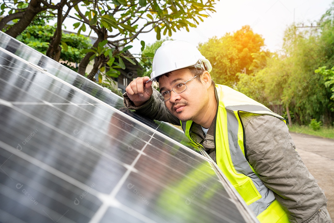Sistema de painéis voltaicos da foto solar azul do prédio de apartamentos.
