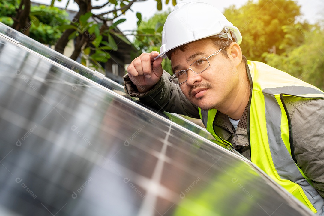 Sistema de painéis voltaicos da foto solar azul do prédio de apartamentos.