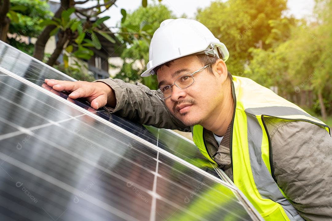 Sistema de painéis voltaicos da foto solar azul do prédio de apartamentos.