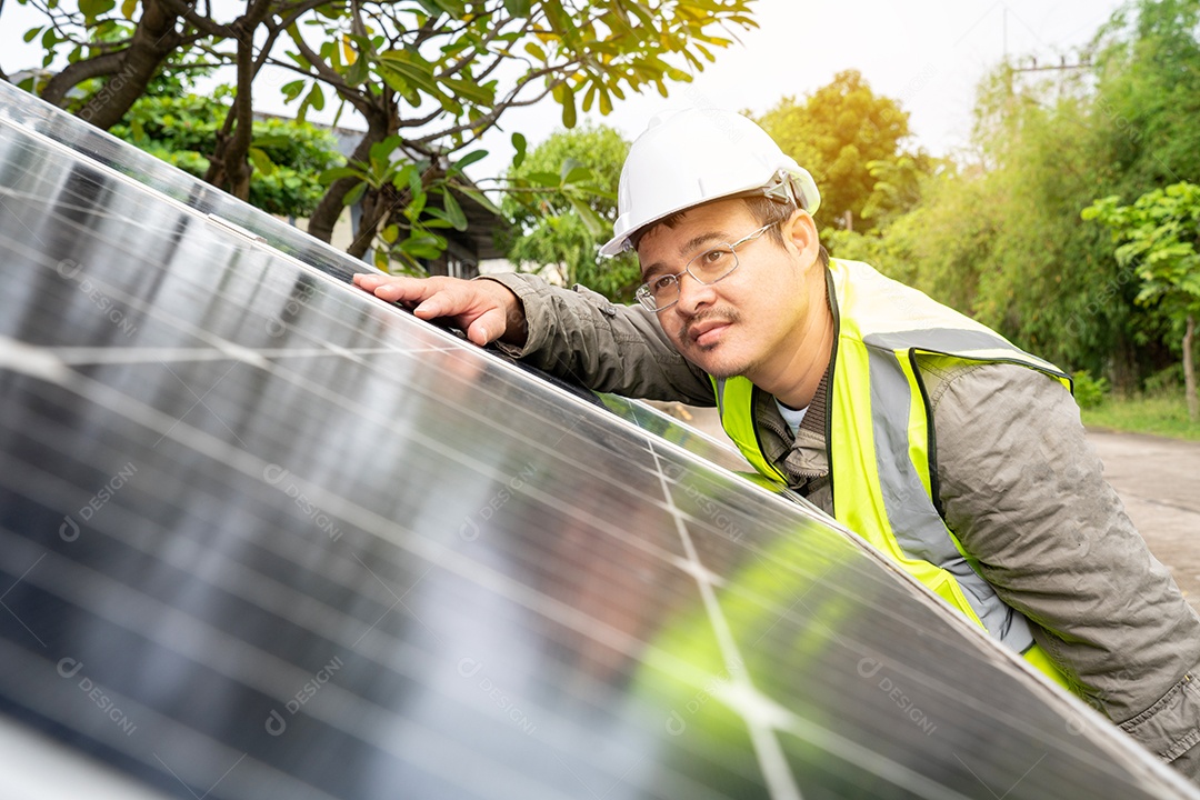 Sistema de painéis voltaicos da foto solar azul do prédio de apartamentos.