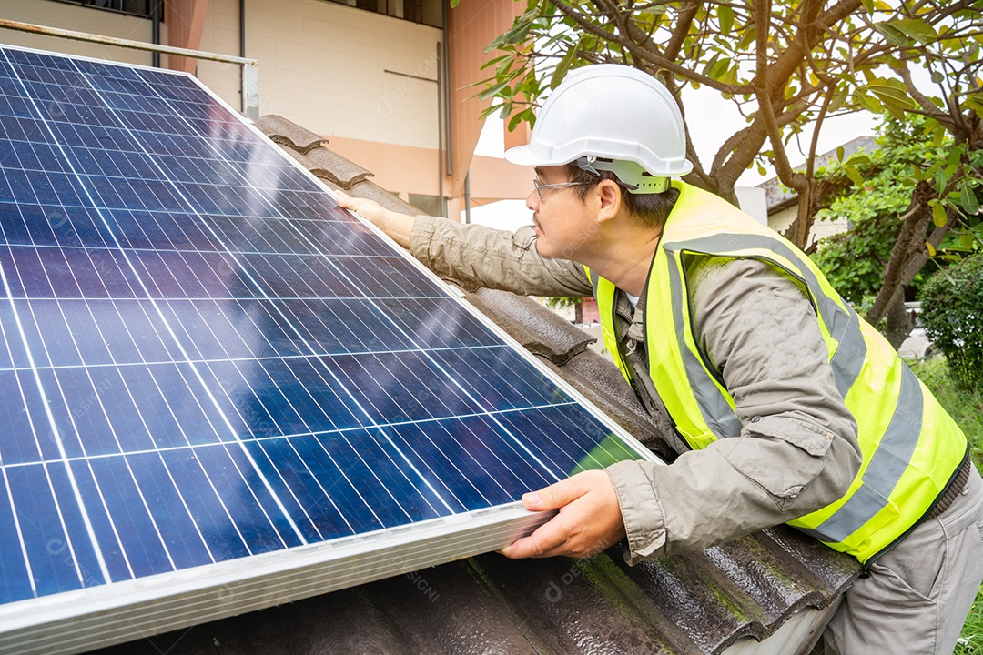 Sistema de painéis voltaicos da foto solar azul do prédio de apartamentos.