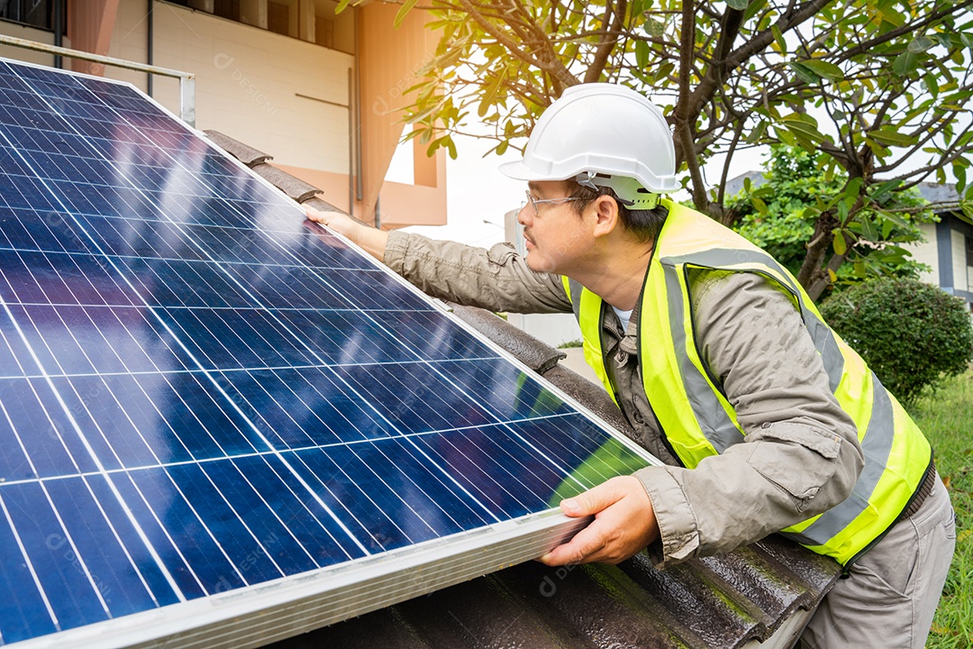 Sistema de painéis voltaicos da foto solar azul do prédio de apartamentos.